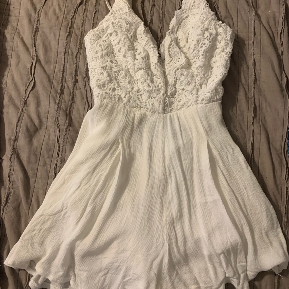 Cute white Lulu romper, barely worn, adjustable straps, size XS